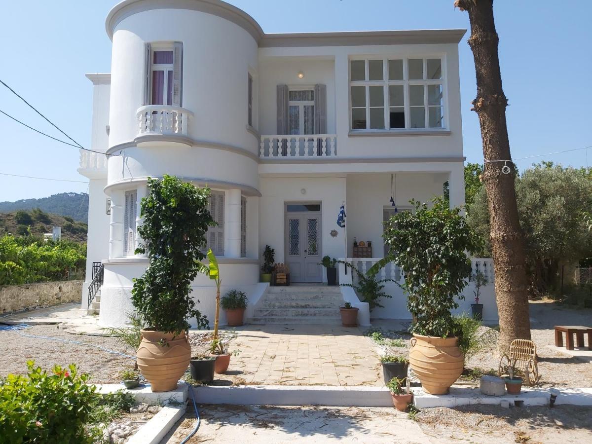 Tower Traditional Pool Villa เกรมาสตี ภายนอก รูปภาพ