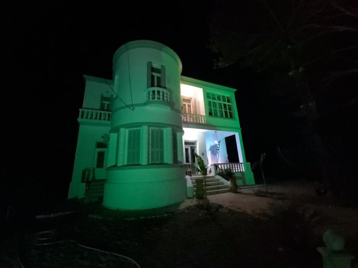 Tower Traditional Pool Villa เกรมาสตี ภายนอก รูปภาพ
