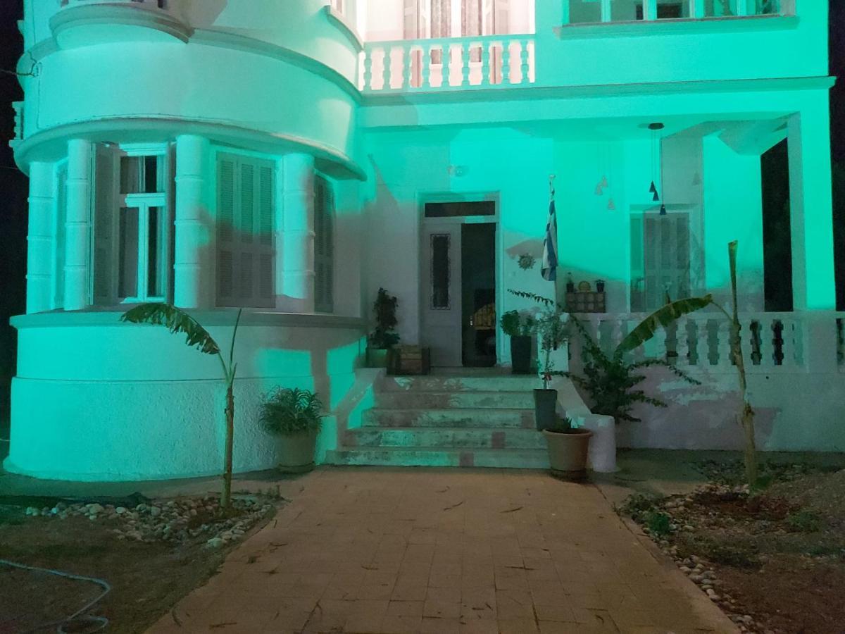 Tower Traditional Pool Villa เกรมาสตี ภายนอก รูปภาพ