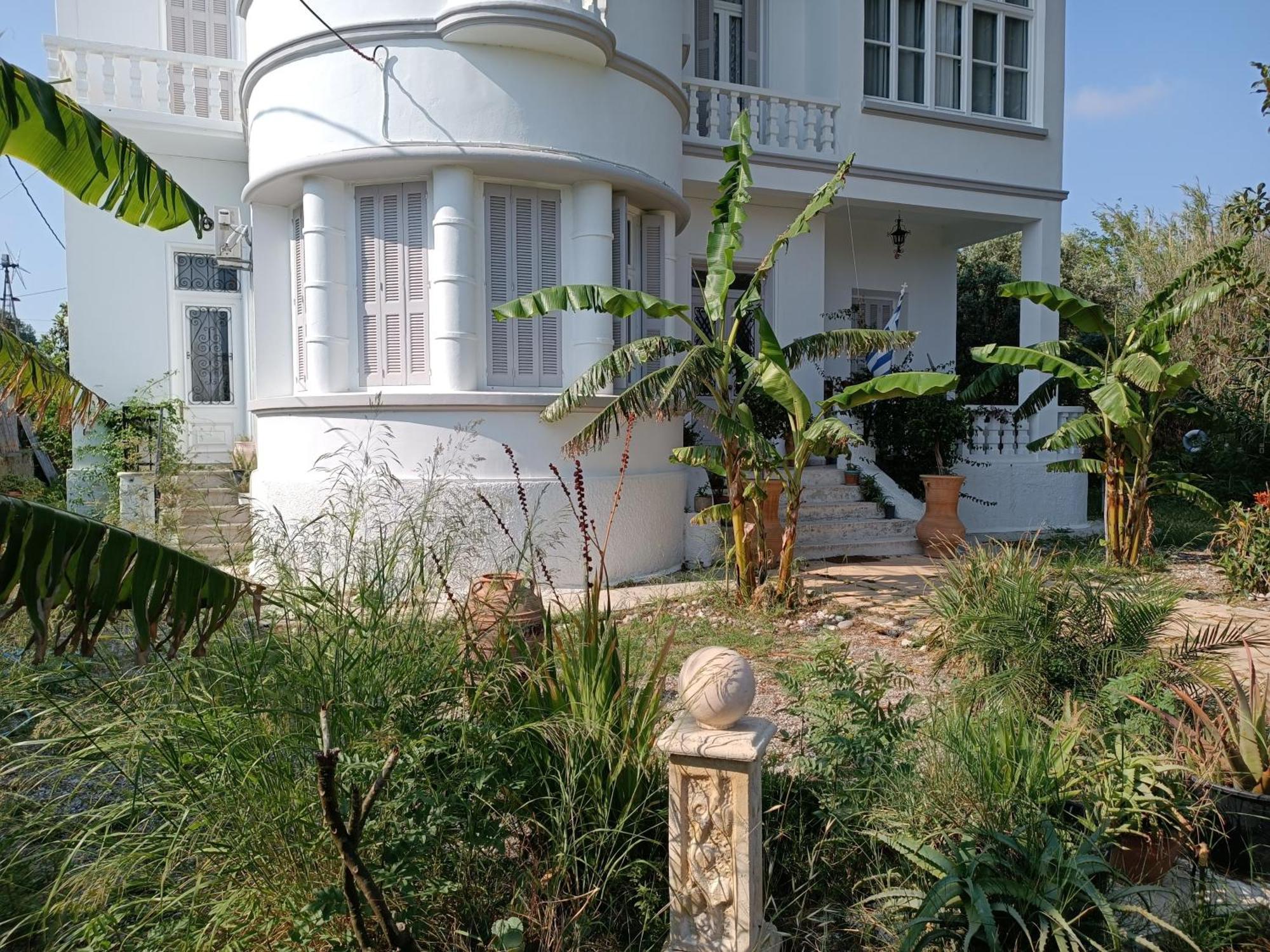 Tower Traditional Pool Villa เกรมาสตี ภายนอก รูปภาพ